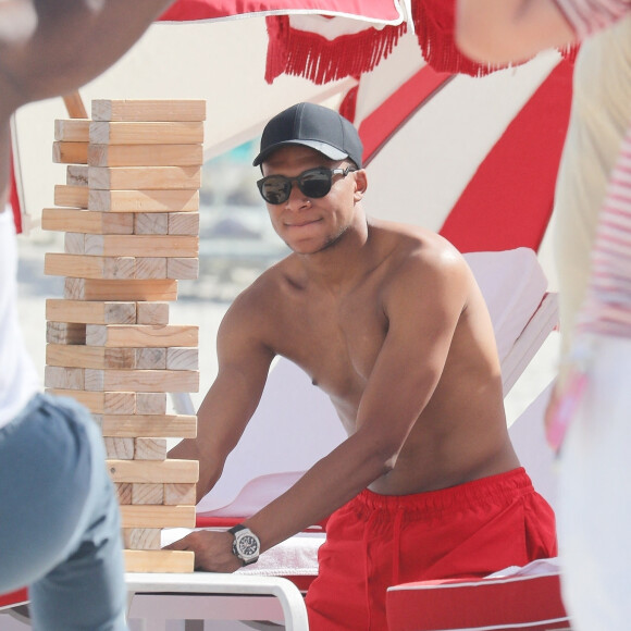 L'attaquant français du PSG Kylian Mbappé joue au Jenga lors d'une journée à la plage avec des amis à Miami, Floride, Etats-Unis, le 1er juillet 2023.