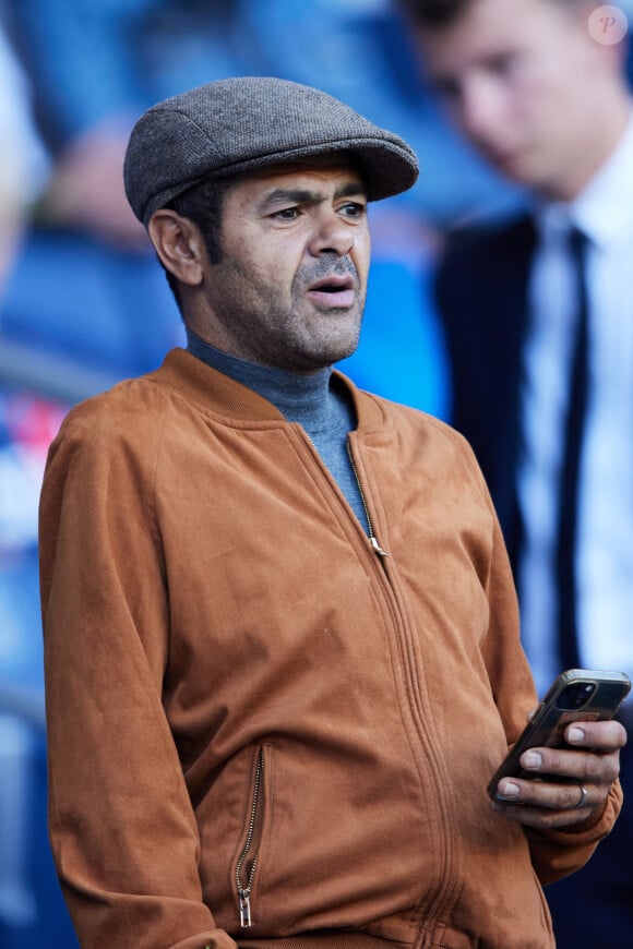 La jeune Lila prétend qu'il tombe à chaque film, un détail qui la fait beaucoup rire.
Jamel Debbouze en tribunes lors du match de football Ligue 1 Uber Eats opposant le Paris Saint-Germain (PSG) au Clermont Foot 63 au Parc des Princes à Paris, France, le 3 juin 2023. Clermont a gagné 3-2. © Cyril Moreau/Bestimage 