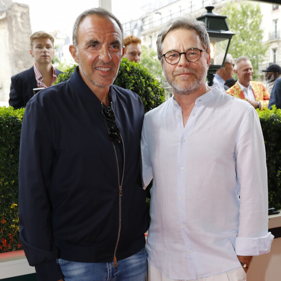 Nikos Aliagas, Guillaume de Tonquédec - Soirée "L'Art de Vivre Paris" au Deux Magots à Paris le 26 juin 2023. © Marc Ausset-Lacroix/Bestimage