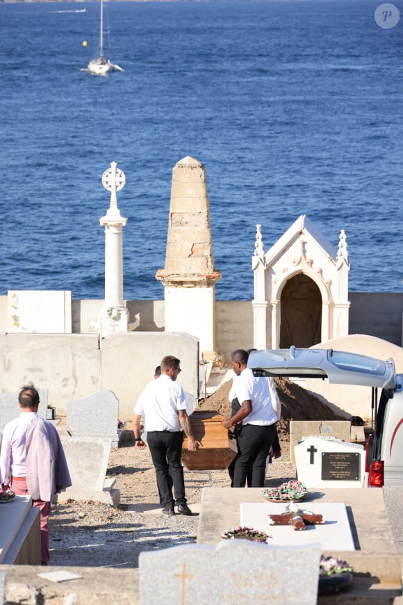 Les obsèques se sont déroulées au cimetière marin de Saint-Tropez.
Exclusif - Le cercueil arrive au cimetière marin lors des obsèques du marchand d'art et commissaire priseur Pierre Cornette de Saint-Cyr en l'église Notre-Dame-de-l'Assomption et au cimetière marin de Saint-Tropez, Côte d'Azur, France, le 25 août 2023.