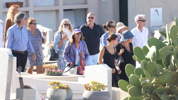 Obsèques de Pierre Cornette de Saint-Cyr : la soeur de Chantal Goya et Lisa Azuelos endeuillées, les proches soudés