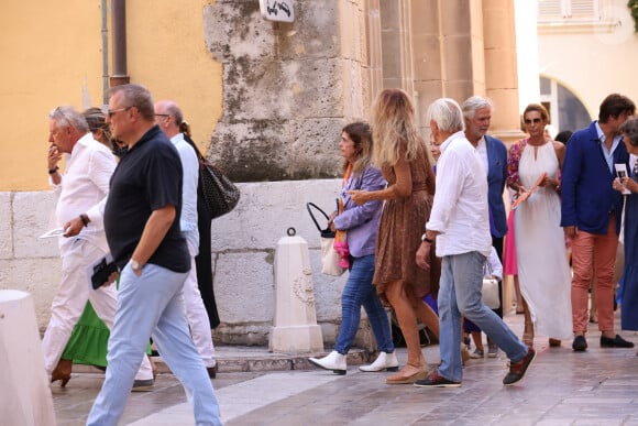 Exclusif - Marie-José de Guerre (soeur de Chantal Goya), Pierre Cornette de Saint Cyr, fils du défunt et guest lors des obsèques du marchand d'art et commissaire priseur Pierre Cornette de Saint-Cyr en l'église Notre-Dame-de-l'Assomption et au cimetière marin de Saint-Tropez, Côte d'Azur, France, le 25 août 2023.