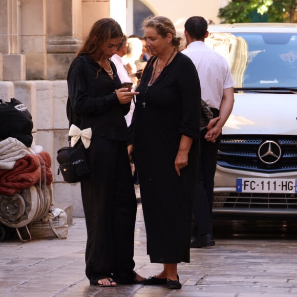 Elles sont assistés aux obsèques du commissaire priseur Pierre Cornette de Saint-Cyr.
Exclusif - Lisa Azuelos et sa fille Thaïs Alessandrin lors des obsèques du marchand d'art et commissaire priseur Pierre Cornette de Saint-Cyr en l'église Notre-Dame-de-l'Assomption et au cimetière marin de Saint-Tropez, Côte d'Azur, France, le 25 août 2023.