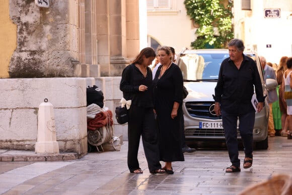 Exclusif - Lisa Azuelos et sa fille Thaïs Alessandrin lors des obsèques du marchand d'art et commissaire priseur Pierre Cornette de Saint-Cyr en l'église Notre-Dame-de-l'Assomption et au cimetière marin de Saint-Tropez, Côte d'Azur, France, le 25 août 2023.