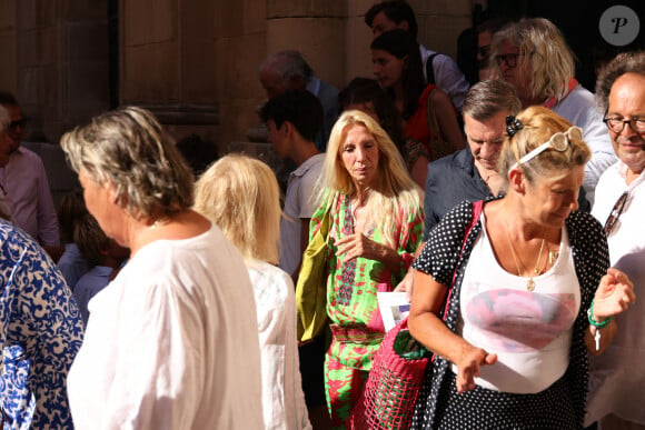 Exclusif - Sylvie Marshall et Virginie Tellenne (Frigide Barjot) lors des obsèques du marchand d'art et commissaire priseur Pierre Cornette de Saint-Cyr en l'église Notre-Dame-de-l'Assomption et au cimetière marin de Saint-Tropez, Côte d'Azur, France, le 25 août 2023. 
