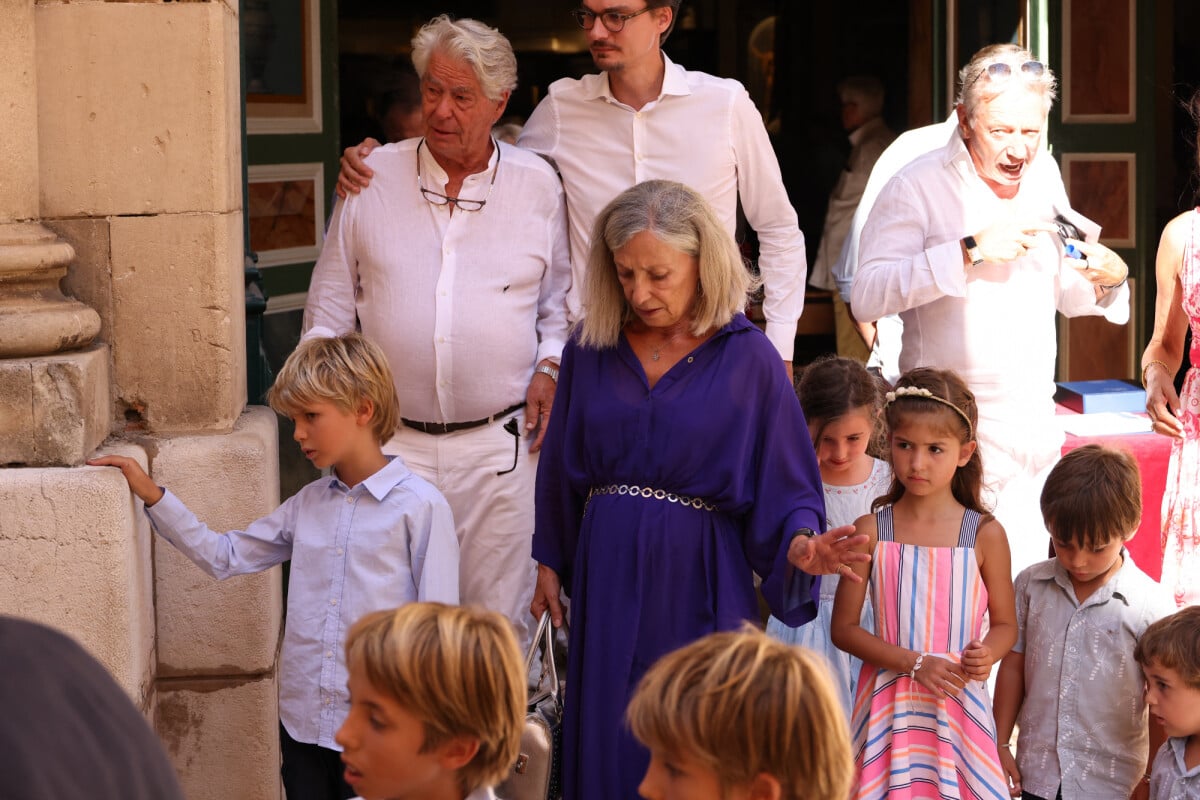 Photo : Exclusif - Arielle Cornette de Saint Cyr, femme du défunt, ses  petits-enfants et arrière-petits-enfants, Maitre François Cornette de Saint  Cyr lors des obsèques du marchand dart et commissaire priseur Pierre