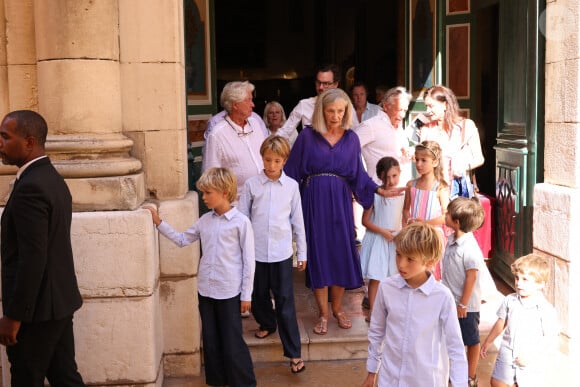 Exclusif - Arielle Cornette de Saint Cyr, femme du défunt, ses petits-enfants et arrière-petits-enfants, Maitre François Cornette de Saint Cyr, Maitre Bernard Cornette de Saint Cyr et Chantale Cornette de Saint Cyr lors des obsèques du marchand d'art et commissaire priseur Pierre Cornette de Saint-Cyr en l'église Notre-Dame-de-l'Assomption et au cimetière marin de Saint-Tropez, Côte d'Azur, France, le 25 août 2023.