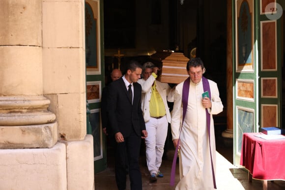 Exclusif - Bertrand Cornette de Saint Cyr et ses frères portent le cercueil lors des obsèques du marchand d'art et commissaire priseur Pierre Cornette de Saint-Cyr en l'église Notre-Dame-de-l'Assomption et au cimetière marin de Saint-Tropez, Côte d'Azur, France, le 25 août 2023.