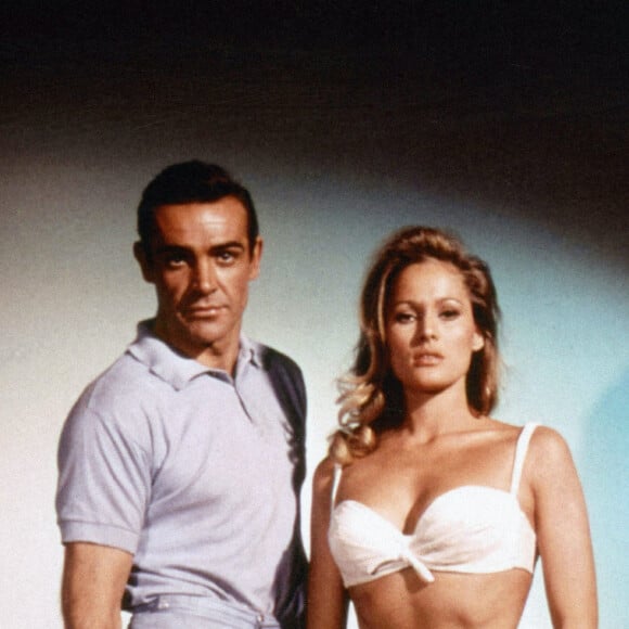 Ursula Andress s'est fait connaître dans le tout premier volet des James Bond, "Dr No".
Archives divers - James bond. Ursula Andress en tant que Honey Ryder et Sean Connery en tant que James Bond dans "Dr. No" (1962) ©JLPPA/ Bestimae