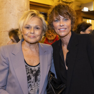 La période estivale semble avoir fait beaucoup de bien à Muriel Robin et Anne Le Nen.
Exclusif - Muriel Robin et sa femme Anne Le Nen - Cérémonie de remise du prix Raymond Devos au théâtre Edouard VII à Paris. © Coadic Guirec - Cyril Bruneau / Bestimage 