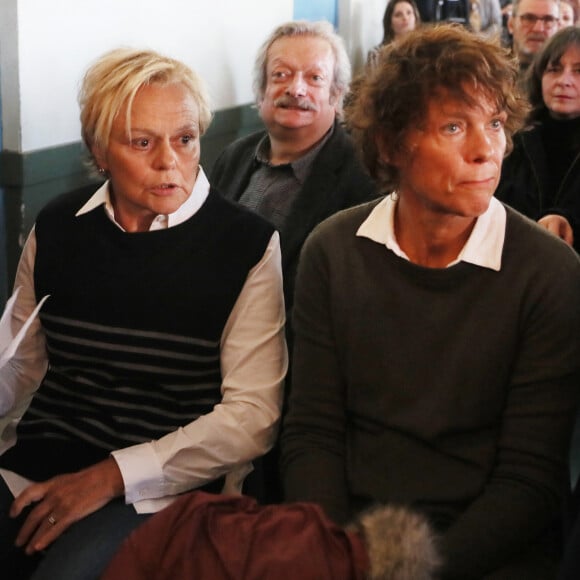 Sport, soirées, visites de falaises, vin rouge au bord de mer, bateau, barbecue....
Muriel Robin et sa femme Anne Le Nen - Les célébrités rendent un dernier hommage au comédien, dramaturge et metteur en scène français Roger Louret en la salle du Magre à Monclar, France, le 30 janvier 2023. © Patrick Bernard/Bestimage