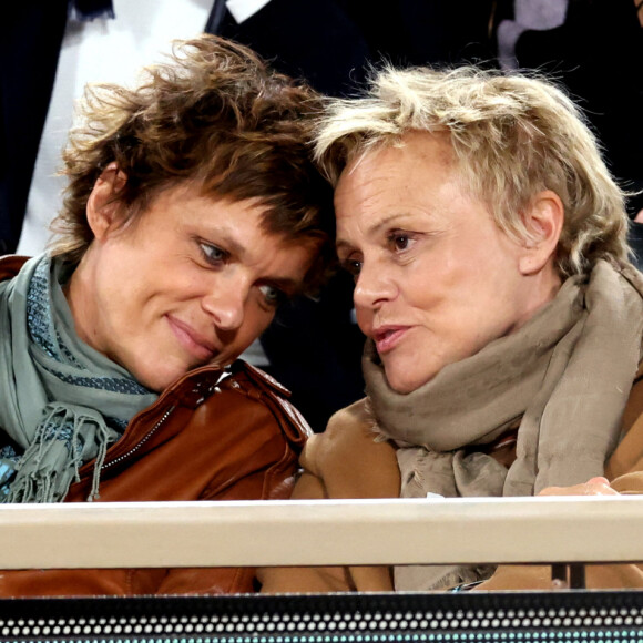 Muriel Robin et sa femme Anne Le Nen - Célébrités dans les tribunes des internationaux de France de Roland Garros à Paris le 31 mai 2022. © Cyril Moreau - Dominique Jacovides/Bestimage 