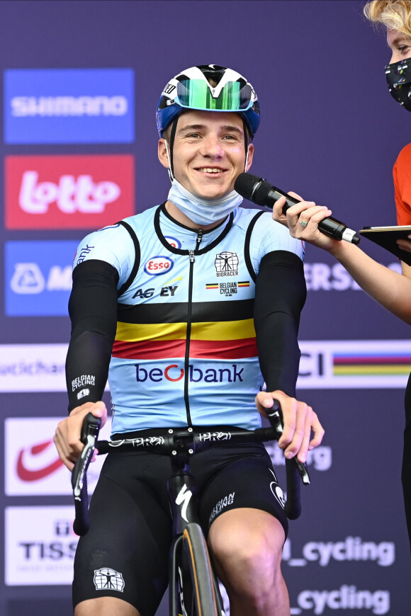 Après sa victoire, Remco Evenepoel n'a pas assez freiné et il a percuté  une porte-parole de la police andorrane
 
Remco Evenepoel : Championnats du Monde UCI - Elite Hommes le 26 septembre 2021