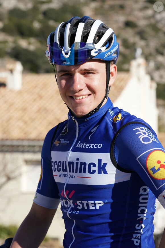 Après sa chute, le coureur s'est relevé et on a pu voir qu'il avait le visage ensanglanté
 
Rendez-vous avec le coureur cycliste Remco Evenepoel à Calp, Espagne le 4 mars 2020. © Acero / Panoramic / Bestimage