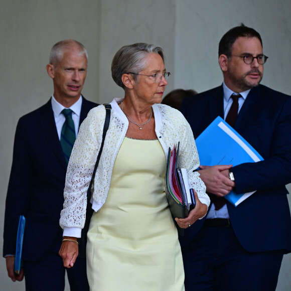 Aurélien Rousseau, nouveau ministre de la santé est lui-même passé par l'hôpital.
Franck Riester, Ministre chargé des Relations avec le Parlement français, Elisabeth Borne, Première ministre, et Aurélien Rousseau, Ministre de la Santé et de la Prévention de France - Conseil des ministres de rentrée au palais de l'Elysée à Paris