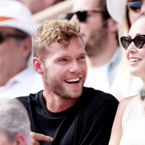 Kevin Mayer et sa compagne Delphine Jariel dans les tribunes lors des Internationaux de France de Tennis de Roland Garros 2023. Paris, le 10 juin 2023. © Jacovides-Moreau / Bestimage