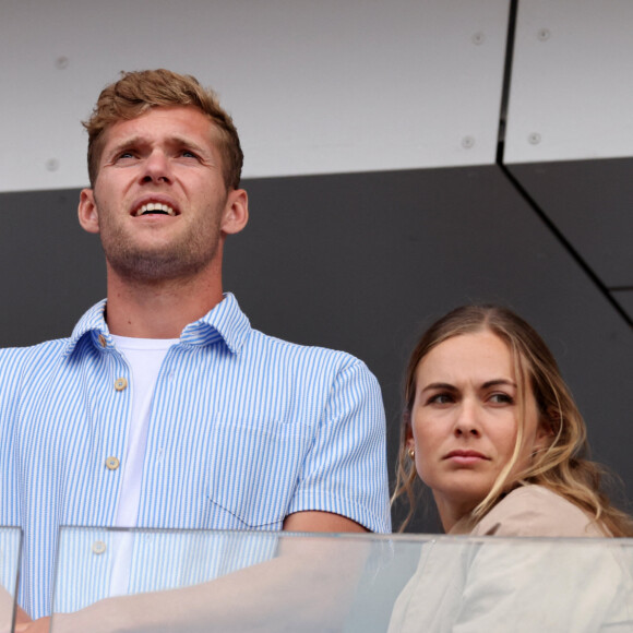 Kevin Mayer et sa compagne Delphine Jariel - Célébrités dans les tribunes des internationaux de France de Roland Garros à Paris le 31 mai 2022. © Cyril Moreau - Dominique Jacovides/Bestimage