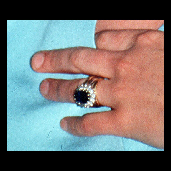 C'était Harry qui en avait hérité
Bague de fiançailles de Kate Middelton, ancienne bague de Lady Diana