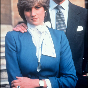 Elle l'avait porté avec un costume bleu roi le jour de ses fiançailles
Info - Le 31 août 2022, ce sera le 25 ème anniversaire de la mort de Diana, princesse de Galles