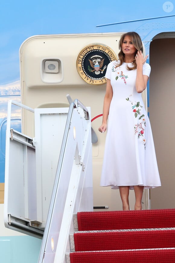 L'ancienne Première dame est actuellement retranchée dans sa maison de Mar-a-Lago, entourée de quelques amis de confiance
Donald J. Trump (président des Etats-Unis), avec sa femme la Première dame Melania et son fils Barron, débarquent d'Air Force One sur le tarmac de l'aéroport de Palm Beach, le 17 janvier 2020. 