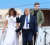 Mélania Trump ne s'est que très rarement affiché avec son mari depuis le début de ses déboires judiciaires
Donald J. Trump (président des Etats-Unis), avec sa femme la Première dame Melania et son fils Barron, débarquent d'Air Force One sur le tarmac de l'aéroport de Palm Beach.