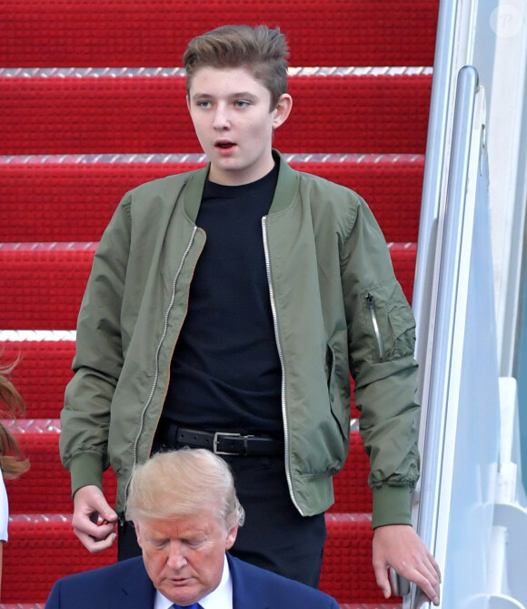 Donald J. Trump (président des Etats-Unis), avec sa femme la Première dame Melania et son fils Barron, débarquent d'Air Force One sur le tarmac de l'aéroport de Palm Beach, le 17 janvier 2020. 