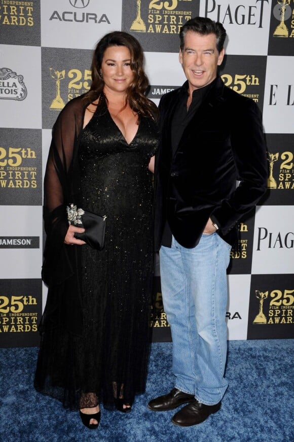 Pierce Brosnan et son épouse aux 25e Film Independant Spirit Awards, le 5/03/2010, à Los Angeles.