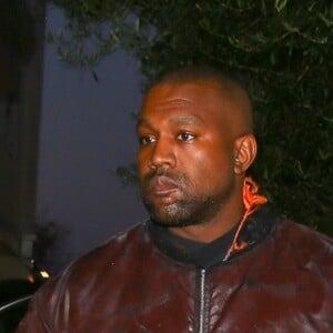 Kanye West n'a de cesse de se faire remarquer en compagnie de Bianca Censori, sa compagne australienne. 
Le rappeur Ye (Kanye West) a dîné au restaurant E Baldi à Los Angeles, après être allé voir jouer son fils Saint dans un match de basket à la Mamba Academy.