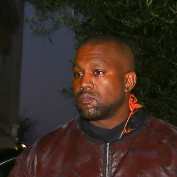Kanye West n'a de cesse de se faire remarquer en compagnie de Bianca Censori, sa compagne australienne. 
Le rappeur Ye (Kanye West) a dîné au restaurant E Baldi à Los Angeles, après être allé voir jouer son fils Saint dans un match de basket à la Mamba Academy.