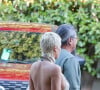 Le rappeur de 46 ans en vacances en Italie avec Bianca a choqué ceux qui ont croisé son chemin… 
Exclusif - Kanye West et sa femme Bianca Censori se font des calins avant d'aller déjeuner au restaurant The Lobster à Santa Monica, le 13 juin 2023.