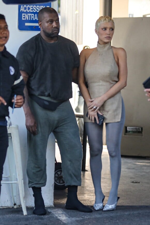 Exclusif - Kanye West et sa femme Bianca Censori se font des calins avant d'aller déjeuner au restaurant The Lobster à Santa Monica le 13 juin 2023.