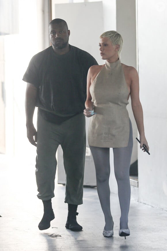Exclusif - Kanye West et sa femme Bianca Censori se font des calins avant d'aller déjeuner au restaurant The Lobster à Santa Monica le 13 juin 2023.