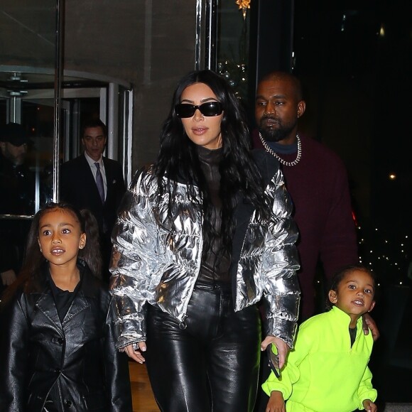 Kim Kardashian, son mari Kanye West et leurs enfants North et Saint - La famille Kardashian West l'hôtel Ritz-Carlton après avoir dîné dans le restaurant Milos à New York, le 21 décembre 2019.