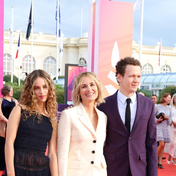 Judith Godrèche entre sa fille Tess Barthélemy et son fils Noé Boon - Les célébrités arrivent à la cérémonie d'ouverture du 49ème Festival du Cinema Americain de Deauville, France, le 1er septembre 2023. © Denis Guignebourg/Bestimage 