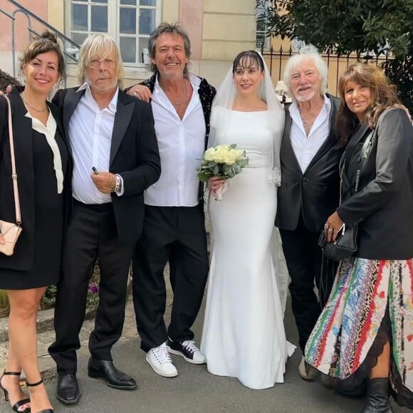 Hugues Aufray a épousé Murielle à Marly-le-Roi
Jean-Luc Reichmann a partagé plusieurs photos du mariage de Hugues Aufray avec sa femme Murielle sur Instagram.