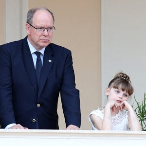 Gabriella a accompagné son papa à un tournoi de pétanque
Le prince Albert II de Monaco et la princesse Gabriella durant la célébration de la traditionnelle fête de la Saint Jean à Monaco. © Claudia Albuquerque / Bestimage 