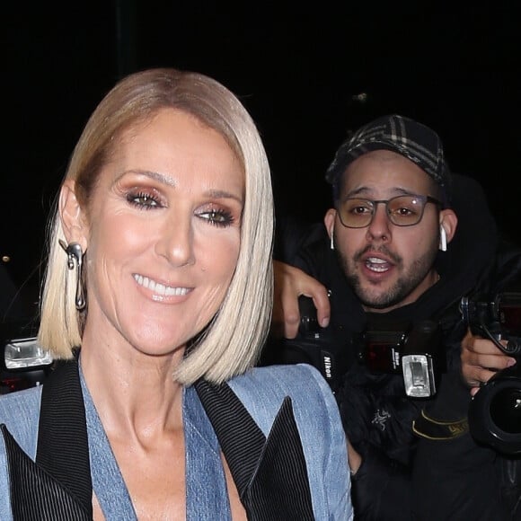 La soeur de Céline a également tenu à faire taire les rumeurs au sujet de René-Charles, l'aïné de la chanteuse que beaucoup disent en froid avec sa mère. 
Celine Dion arbore un total look jean veste et cravate à la sortie de son hôtel à New York, le 14 novembre 2019.