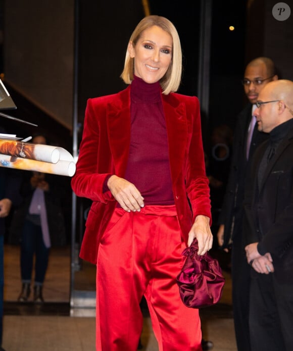 Celine Dion arbore un total look rouge satin et velour à la sortie de son hôtel à New York, le 14 novembre 2019.