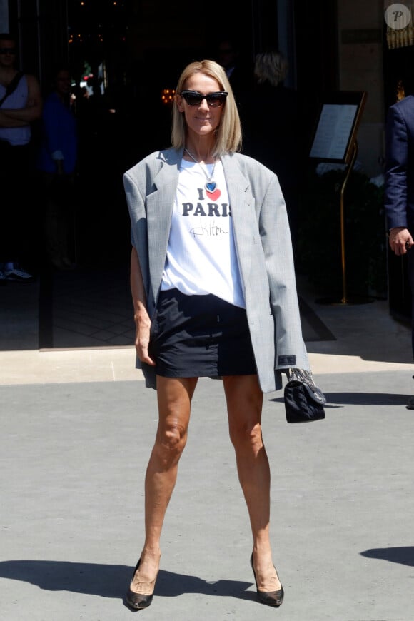 Celine Dion à la sortie de l'hôtel de Crillon à Paris pendant la fashion week Haute-Couture automne-hiver 2019/2020, le 3 juillet 2019.