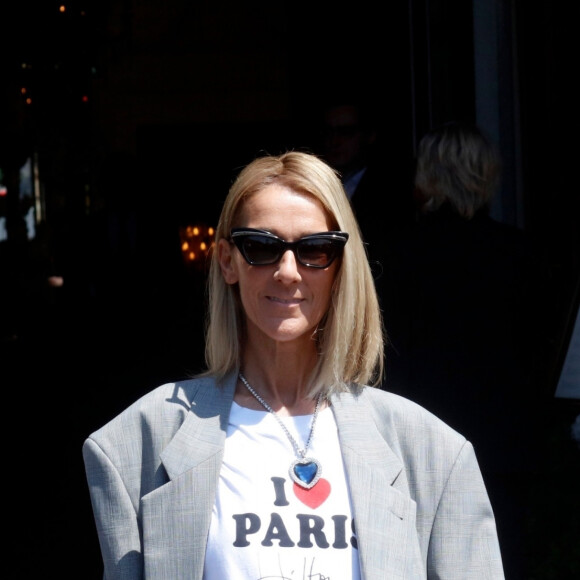 Celine Dion à la sortie de l'hôtel de Crillon à Paris pendant la fashion week Haute-Couture automne-hiver 2019/2020, le 3 juillet 2019.
