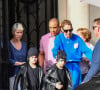 Elle précise que les deux garçons sont "entre de bonnes mains" et assure être heureuse de les voir grandir sous ses yeux.
Céline Dion et ses enfants Eddy et Nelson sortent de l'hôtel Royal Monceau pour aller à la boutique Stanlowa à Paris, le 27 juin 2017.