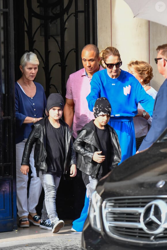 Elle précise que les deux garçons sont "entre de bonnes mains" et assure être heureuse de les voir grandir sous ses yeux.
Céline Dion et ses enfants Eddy et Nelson sortent de l'hôtel Royal Monceau pour aller à la boutique Stanlowa à Paris, le 27 juin 2017.