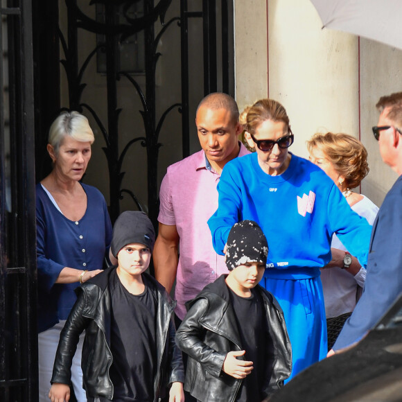 Elle précise que les deux garçons sont "entre de bonnes mains" et assure être heureuse de les voir grandir sous ses yeux.
Céline Dion et ses enfants Eddy et Nelson sortent de l'hôtel Royal Monceau pour aller à la boutique Stanlowa à Paris, le 27 juin 2017.