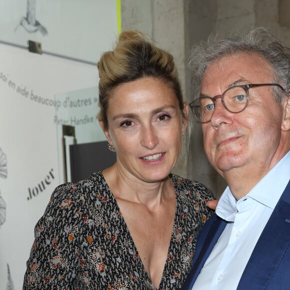 Dominique Besnehard et Julie Gayet - Arrivées sur le tapis bleu de la 16ème édition du festival du film francophone de Angoulême le 25 août 2023. © Coadic Guirec / Bestimage 