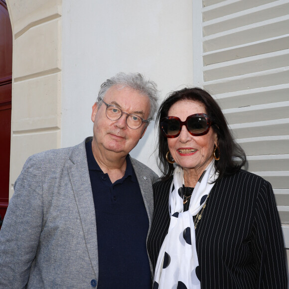 Dominique Besnehard et Nana Mouskouri - Dévoilement d'une plaque commémorative en l'honneur de Jean-Claude Brialy sur la façade de l'immeuble où il vécut 25 quai de Bourbon Paris 4ème, à Paris, France, le 14 juin 2023. © Coadic Guirec/Bestimage 