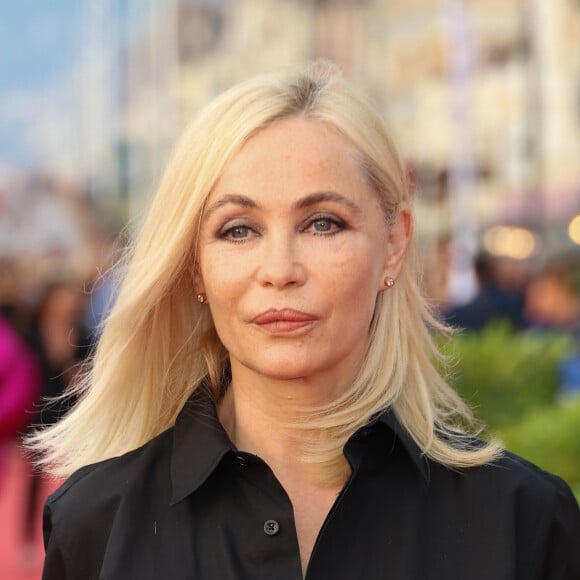 C'est cette dernière qui prendra la décision d'intervenir et de faire partir Emmanuelle chez son père afin d'y être en sécurité. 
Emmanuelle Béart sur le tapis rouge de la cérémonie de clôture du 37ème festival du film de Cabourg (37ème journées romantiques du 14 au 18 juin 2023), à Cabourg, France, le 17 juin 2023. 