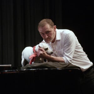 Exclusif - Jean-Paul Rouve et son chien - Personnalités à la première du spectacle de Jean-Paul Rouve "J'ai pas l'air" au Théâtre Antoine à Paris. Le 22 septembre 2022 © G.Gorassini-B.Rindoff Petroff / Bestimage 