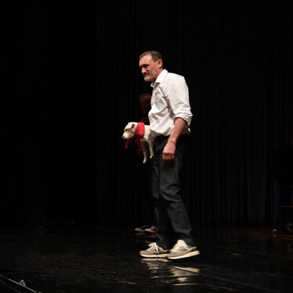 Exclusif - Jean-Paul Rouve et son chien - Personnalités à la première du spectacle de Jean-Paul Rouve "J'ai pas l'air" au Théâtre Antoine à Paris. Le 22 septembre 2022 © G.Gorassini-B.Rindoff Petroff / Bestimage 