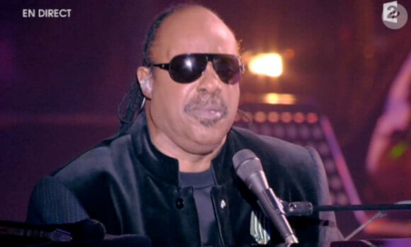 Pendant près de 10 minutes, Stevie Wonder a mis le feu au Zénith de Paris, en reprenant ses plus grands hits.