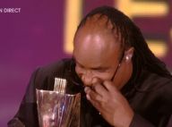 25e Victoires de la Musique : Quand Stevie Wonder... enlève ses lunettes noires pour "voir" son trophée ! Culte !